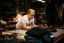 Homme mûr travaillant dans un atelier de cuir, concept de petite entreprise — Photo de stock
