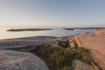 Живописный вид на скалистое побережье, Швеция — стоковое фото