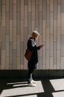 Homme envoyant des messages dans la rue à Stockholm, Suède — Photo de stock