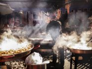 Mann kocht Essen auf tots sants Markt — Stockfoto