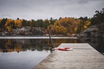 Pontile sul lago in Svezia, attenzione selettiva — Foto stock