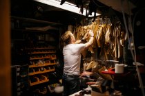 Reifer Mann arbeitet in Lederwerkstatt, kleines Geschäftskonzept — Stockfoto