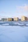 Fiume ghiacciato sotto il cielo blu a Stoccolma, Svezia — Foto stock