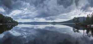 Vista panorámica del lago en Jamtland, Suecia - foto de stock