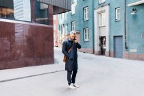 Homem em telefone inteligente na rua em Estocolmo, Suécia — Fotografia de Stock
