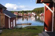 Будинки поруч з водою на високий берег, Швеція — стокове фото