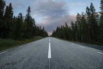 Strada vuota al crepuscolo, Europa settentrionale — Foto stock