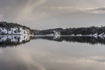 Живописный вид на снежное озеро, Skarpnack — стоковое фото