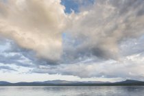 Vista panorâmica do lago em Jamtland, Suécia — Fotografia de Stock