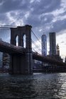 Downtown skyline of New York City with Brooklyn Bridge — Stock Photo