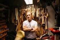 Зрелый человек, работающий в кожевенной мастерской, концепция малого бизнеса — стоковое фото