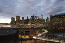 Arranha-céus iluminados em Nova Iorque ao pôr-do-sol — Fotografia de Stock