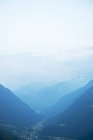 Пейзаж с долиной в Альпах, туристические направления — стоковое фото