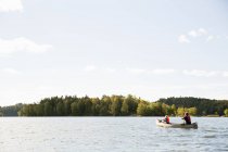 Uomo in canoa con sua figlia — Foto stock