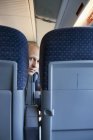 Взрослый мужчина в поезде, дифференциальный фокус — стоковое фото