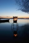 Brazier sur le lac au coucher du soleil, archipel de Stockholm — Photo de stock