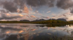 Lago durante il tramonto in Abisko, Svezia — Foto stock