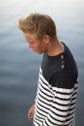 Adolescente em pé à beira-mar, foco em primeiro plano — Fotografia de Stock