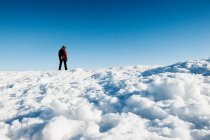 Homem em pé na montanha coberta de neve — Fotografia de Stock