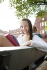 Ragazza adolescente seduta sulla panchina e che studia — Foto stock