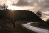 Мальовничий вид на захід сонця над пагорбом — стокове фото