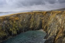 Vue panoramique sur le littoral rocheux des Shetland, en Écosse — Photo de stock
