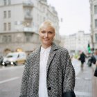 Portrait of mid adult woman in city — Stock Photo