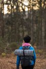 Rückansicht einer Frau beim Wandern durch den Wald in Lerum, Schweden — Stockfoto