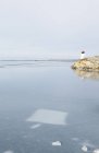 Phare en bord de mer gelée, Europe du Nord — Photo de stock