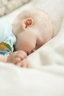 Portrait de bébé fille dormant, mise au point sélective — Photo de stock