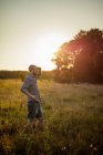 Вид сбоку взрослого мужчины средних лет, стоящего на поле — стоковое фото