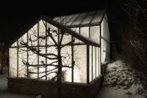 Außenseite beleuchtetes Gewächshaus bei Nacht, Nordeuropa — Stockfoto
