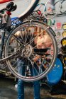Kleinunternehmer mit Fahrradgeschäft — Stockfoto