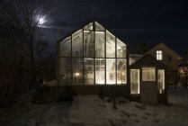 Exterior del invernadero iluminado por la noche, norte de Europa - foto de stock