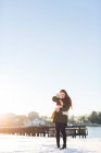 Mujer joven con su perro durante el invierno - foto de stock