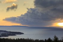 Vue panoramique sur les nuages sur le lac à Omberg, Suède — Photo de stock