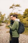 Hiking couple using smart phone — Stock Photo