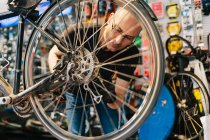Proprietário de pequenas empresas de loja de bicicletas — Fotografia de Stock