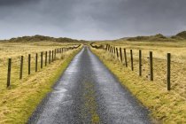 Strada rurale sotto le nuvole di tempesta nelle Shetland, Scozia — Foto stock