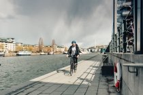 Homem de bicicleta na rua em Estocolmo, Suécia — Fotografia de Stock