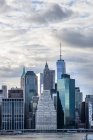 Хмарочоси проти неба в Нью-Йорку — стокове фото