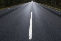 Strada asfaltata con linea di demarcazione, prospettiva decrescente — Foto stock