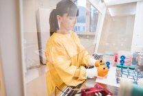 Cientista de mulheres adultas trabalhando em laboratório — Fotografia de Stock