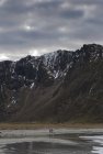 Erhöhter Blick auf die bergige Küste auf den Lofoten, Norwegen — Stockfoto
