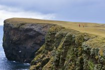 Живописный вид на скалистое побережье Шетланда, Шотландия — стоковое фото