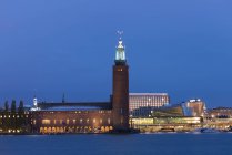 Municipio di Stoccolma contro il cielo blu — Foto stock