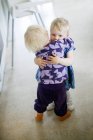 Due sorelle che si abbracciano, si concentrano sul primo piano — Foto stock