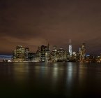 Arranha-céus iluminados em Nova York à noite — Fotografia de Stock