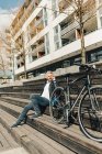 Мужчина на лестнице с велосипедом в Стокгольме, Швеция — стоковое фото