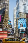 Rascacielos en Times Square, enfoque selectivo - foto de stock